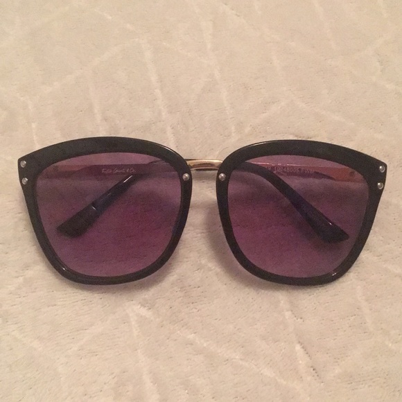 Beautiful sunglasses! - Picture 1 of 5